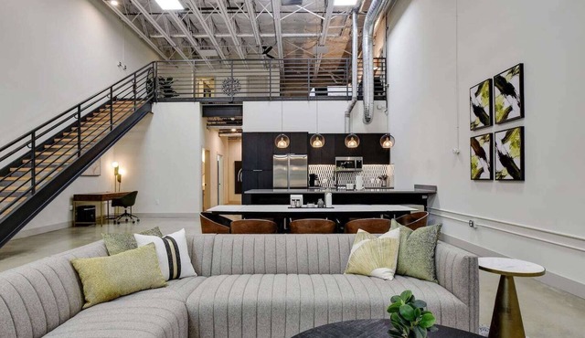 3BR Luxury Loft Near Downtown & Frost Bank Center