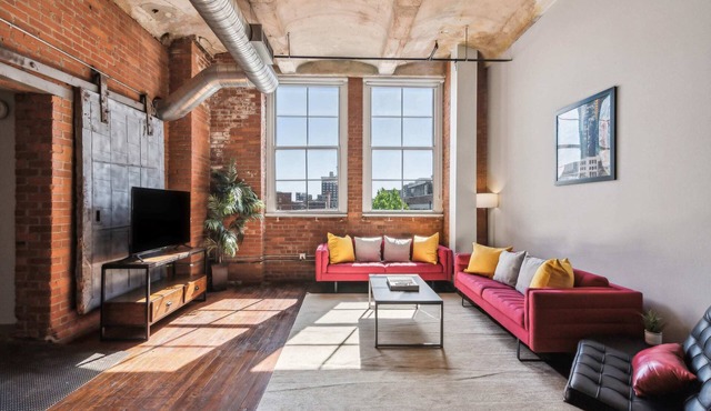 3BR Luxury Loft Oasis with Gym