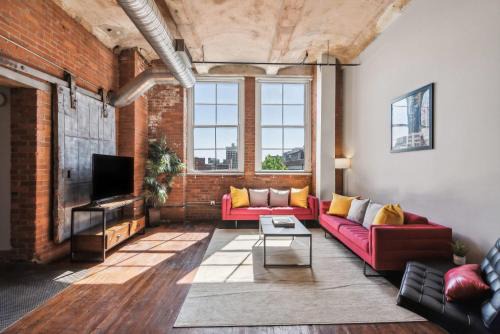 3BR Luxury Loft Oasis with Gym