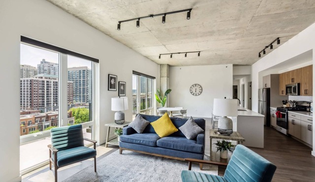 3BR Luxury Suite w/Gym and Balcony