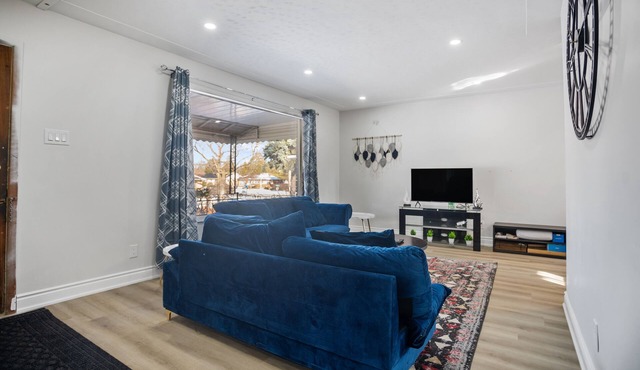 3BR main floor, 5 minutes to Victoria Hospital