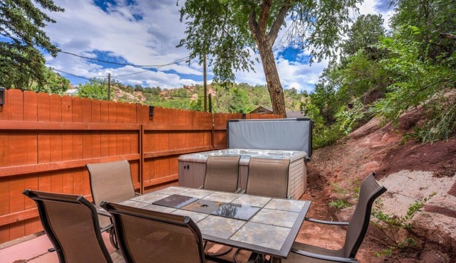 3BR Manitou Springs 2min to Restaurants, Hot Tub!