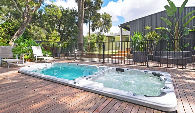 3BR Modbury Retreat with Pool, Spa, BBQ, and Projector Room – Perfect for Families and Groups
