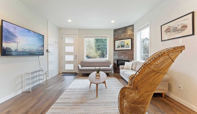 3BR Modern 3-Level Townhouse｜Premium Comfort｜Prime Location｜Fenced Backya #42057