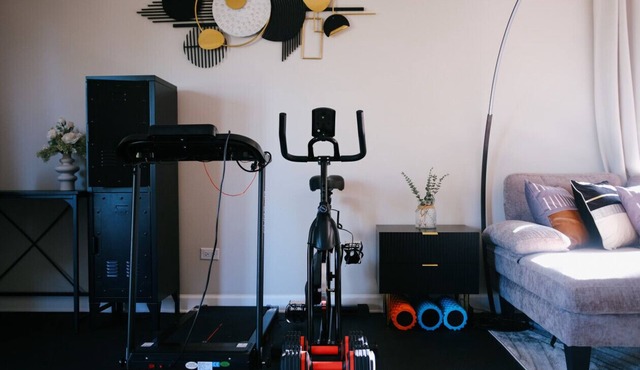 3BR Modern Apt Gym Workspace Quiet Location