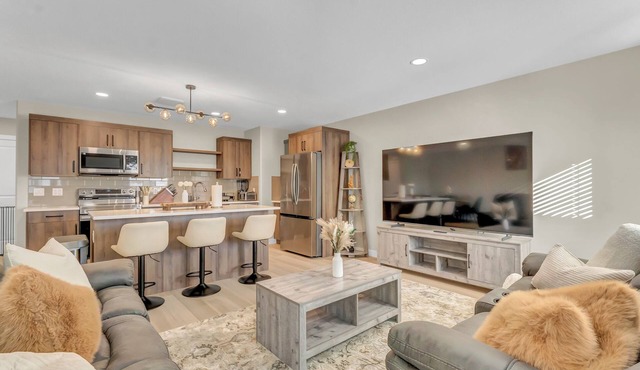 3BR Modern Home | 85” TV | Free Parking | Sleeps 6 | Near shopping & restaurants