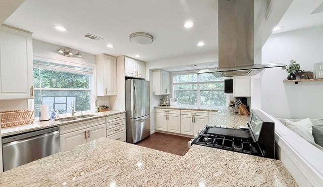 3BR Modern Home Near LakePoint, KSU, Lakes, Trails