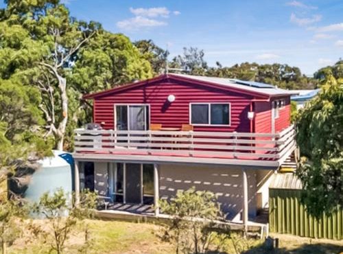 3BR Modern Lakeside Escape, Beach & Park Views