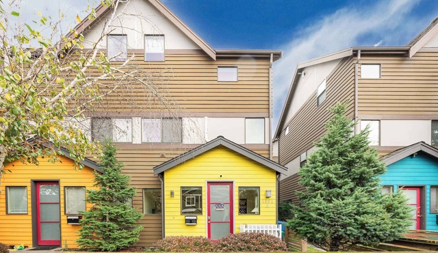 3BR Modern Townhome w/Parking Near UW & Children’s Hospital