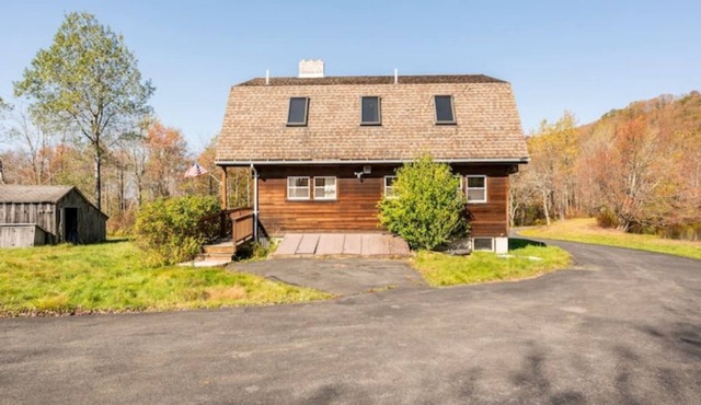 3BR Mountain Retreat with Autumn Lake Viewsn