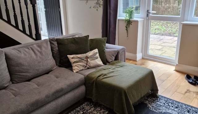 3BR Near Airport with private gated parking, close to city centre and motorway