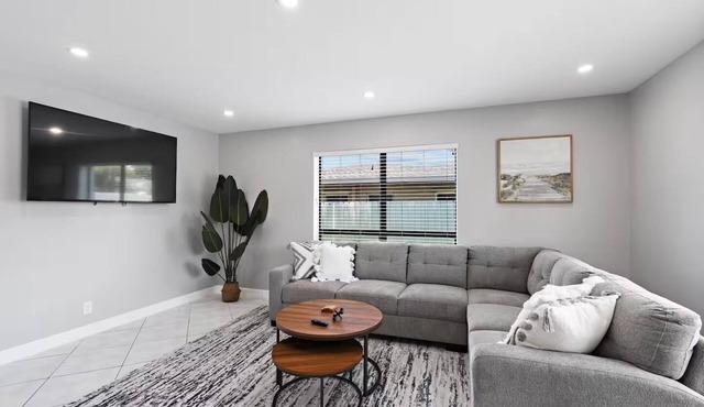 3BR Near FAU - 1 Mile to Beach - Outdoor Games - Coffee Bar - Pet Friendly