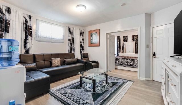 3BR Newark duplex near Downtown & Transit