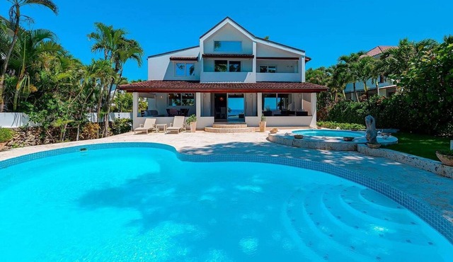 3BR Oceanfront Villa: Admire the Gorgeous Sea Views!
