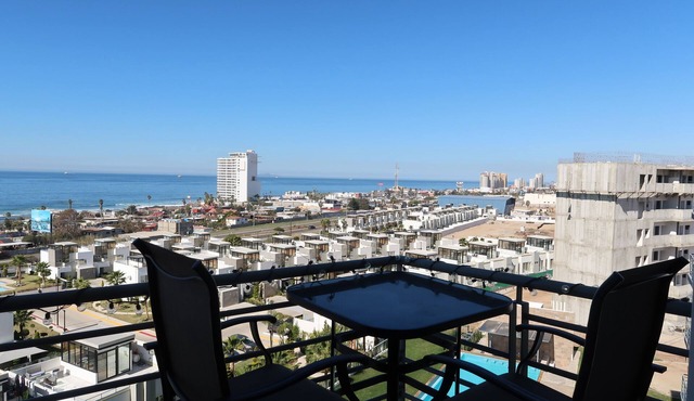 3BR Oceanview retreat with AC, Sleep 8, Gated, Top floor, Pool, Security 24/7
