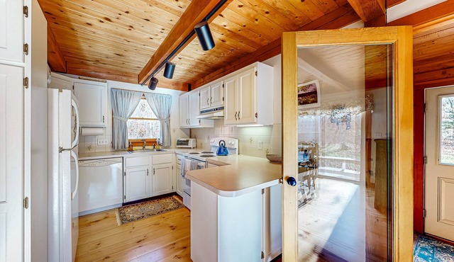 3BR on 4 acres with yard games, private beach access to Black Point Beach