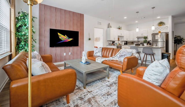 3BR on the 1st Floor: Pool, Gym, Bikes, 12+ Miles of Nature Trails & Grill!