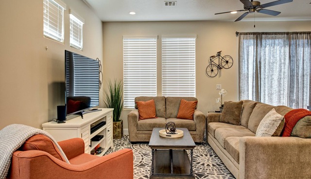 3BR Overlooks Pool+Courts - Sleeps 11 w/Fire Pit