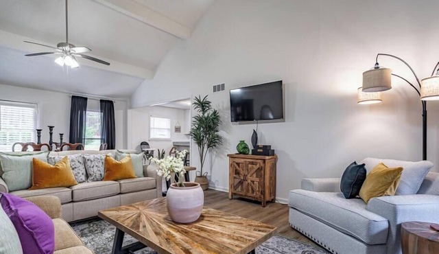 3BR Peach Ranch Stay - Work Desk - Pet Friendly!