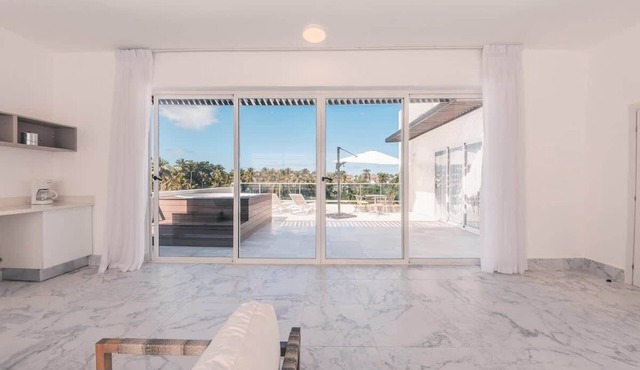 3BR-Penthouse w/jacuzzi incl at Lake View