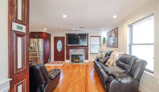 3BR pet-friendly Quincy house w/parking — near Adams Park