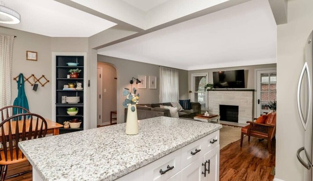 3BR Retreat Near Cleveland | Sunroom w/Ping-Pong