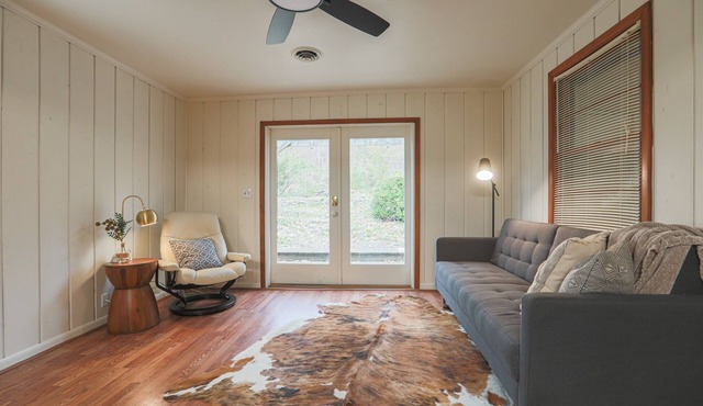3BR Retro Hillside Oasis - Conveniently Located to the Best of Nashville!