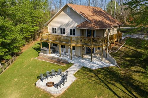 3BR Ridge Home Hot Tub, Firepit & Valley Views
