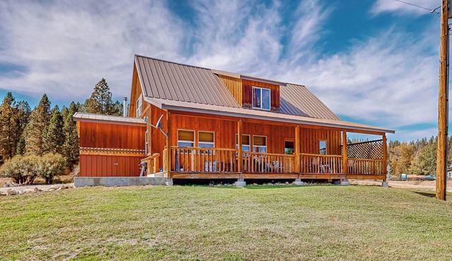 3BR Rustic Cabin w/2 Decks & Hot Tub