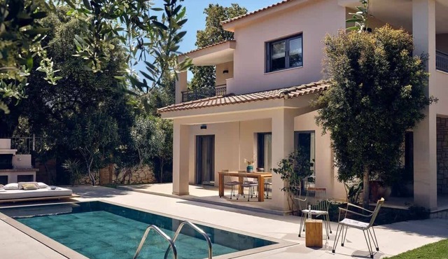 3BR Sea-View Villa Private Pool & Lawn by Krioneri Path