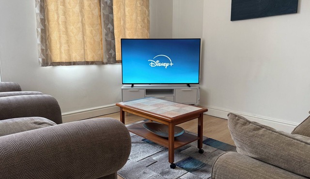 3BR-Sleep 10– Near Stadium,Centre & M-Links - Contractors/Corporate & Families