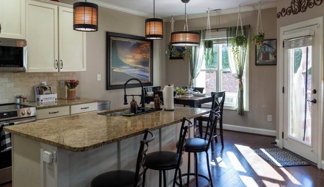 3BR Sleeps 10 w/King Beds, Artful Design & Central