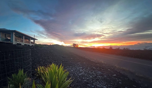 3BR Sleeps 11, Ocean Views, near Volcano and South Point