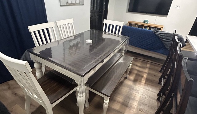 3BR Sleeps 12, 9 Parking Spots, 20 Min to O’Hare
