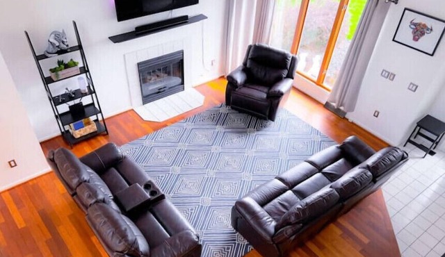 3BR, Sleeps 6, Onsite Parking & Gym Accessn