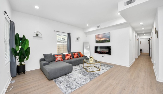 3BR Sleeps 8 Near DT Free Parking & Fast WiFi