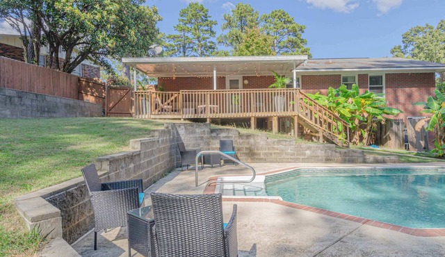 3BR Sleeps 8 Pool & Garden 15 min to Fort Moore