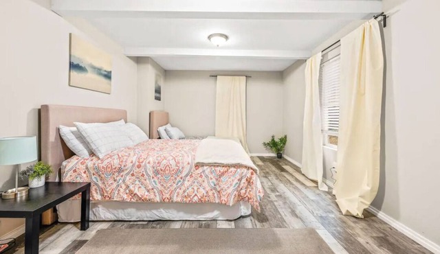 3BR Sleeps 9 Near Washington Sq Mall