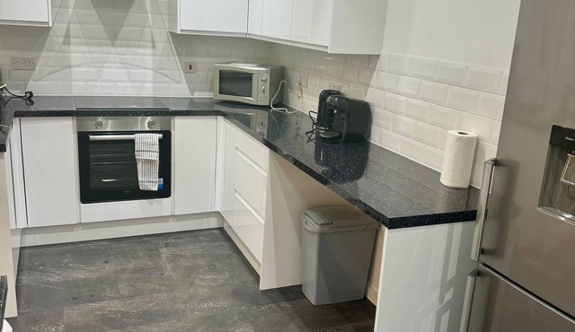 3BR-Sleeps6-Parking-ClosetoCity