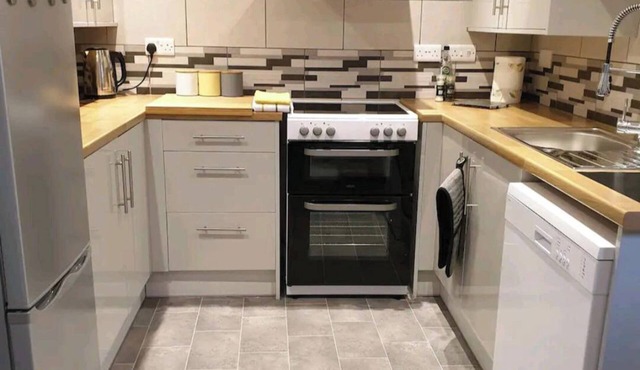 3BR-Sleeps6-PetsOK-Off road parking-Garden