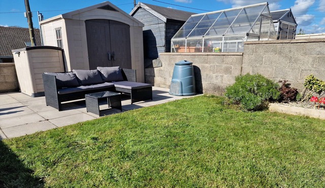 3BR-Sleeps6-PetsOK-Off road parking-Garden