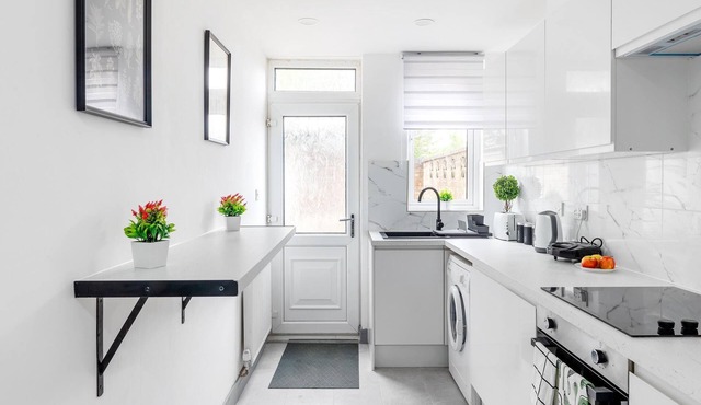 3br-sleeps8-parking-wifi-closestation