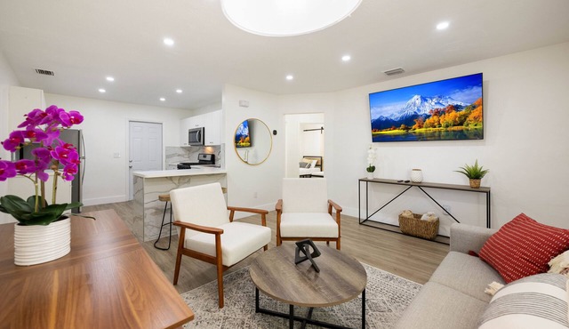 3BR Smart home, close to airport, Fast WiFi, Free private parking, Patio & Grill
