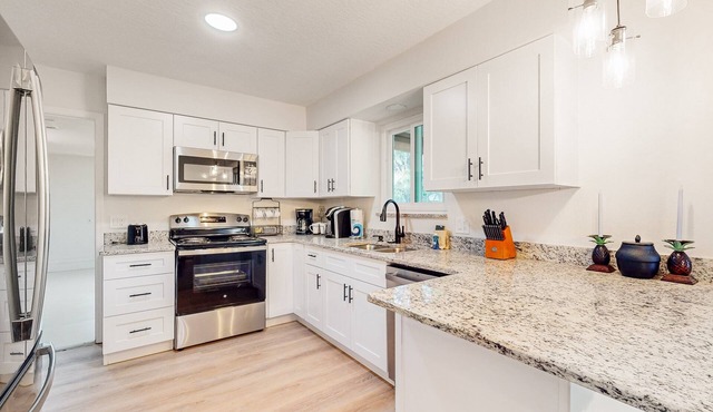 3BR snowbird-friendly home with enclosed yard, W/D