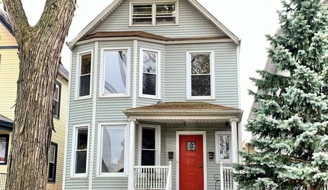 3BR Spacious Home Away From Home. Coziest neighborhood in Chicago.