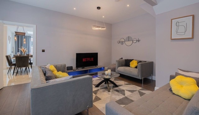 3BR Stylish Apartment by Spurs Stadium | Parking