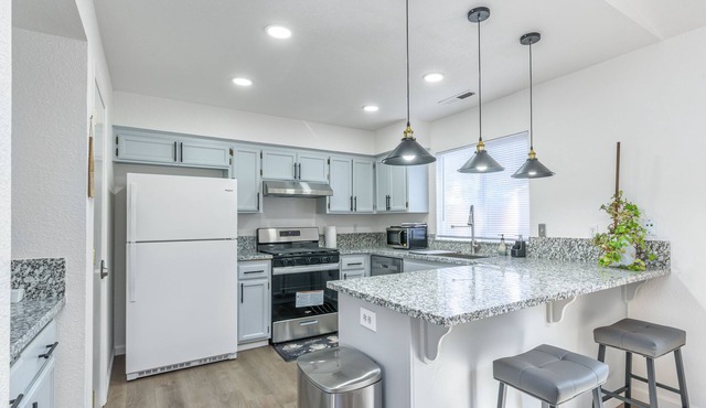 3BR Stylish Retreat en route to Yosemite, Centrally Located in Merced!