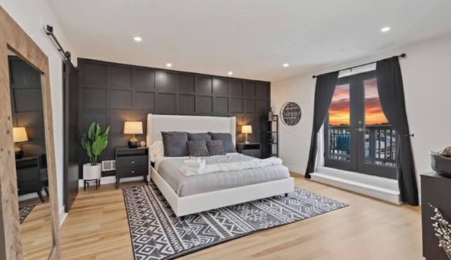 3BR Stylish Retreat, Minutes from Downtown Pittsburgh, Free 3-Car Parking