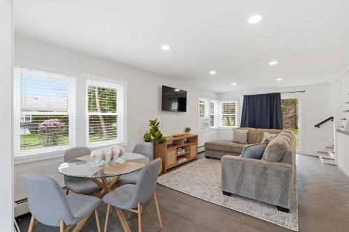 3BR Touisset Retreat Sun Porch & Al Fresco Deck