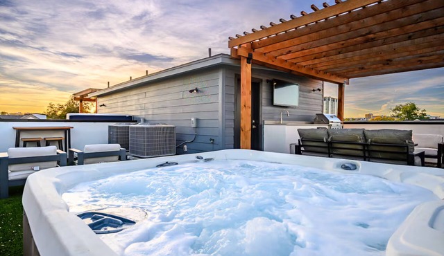 3BR Townhome~Rooftop Hot Tub~Skyline Views~Dallas